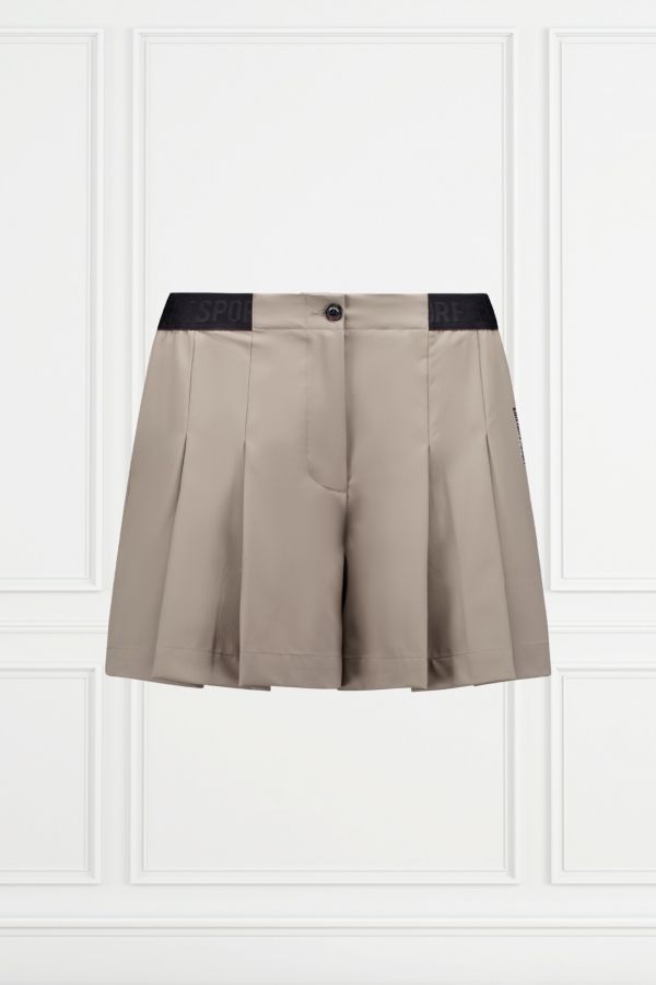 PLEATED PERFORMANCE SHORT